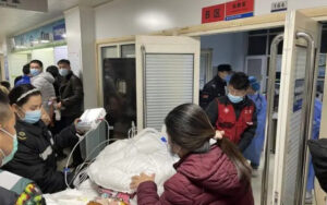 全程12.7公里耗时16分38秒，北京晚高峰救护车转运罕见病患儿的爱心接力